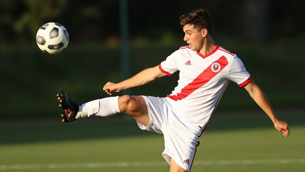 Le FC Annecy a officiellement présenté son troisième maillot pour la saison 26-27, une tunique blanche et rouge signée...