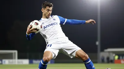 Le Pau FC a commencé sa saison par une défaite à domicile contre Annecy FC, malgré une supériorité numérique pendant 80...