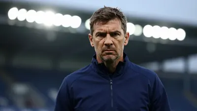 Le coach d'Annecy, Laurent Guyot, exprime sa frustration après le départ soudain d'Axel Drouhin pour Courtrai, survenu...