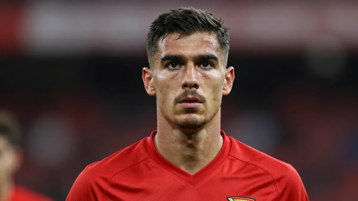 Le défenseur central Axel Drouhin quitte le FC Annecy et s'engage pour trois saisons avec Courtrai, club promu en Ligue 1...